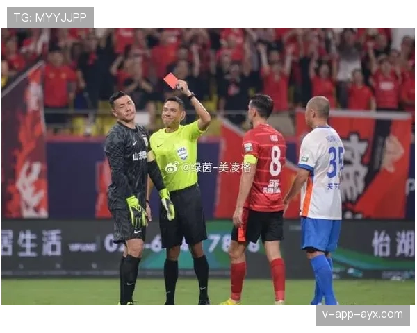 禁区外犯规判罚要点：直接任意球，阻断明显得分机会仍可红黄牌